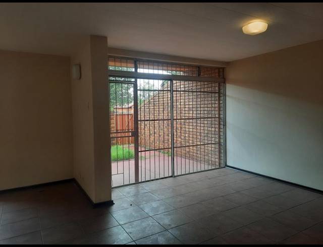 3 BEDROOM TOWNHOUSE FOR SALE IN VANDERBIJLPARK CE 3